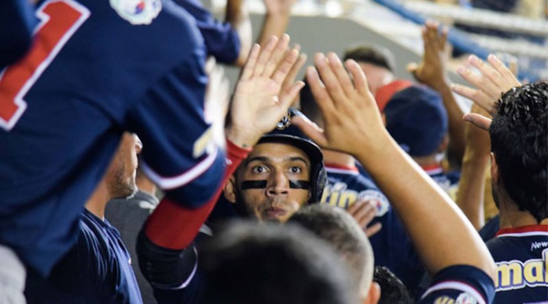 Gabriel Noriega celebra en el clubhouse felino