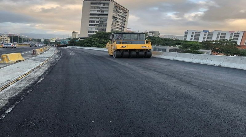 Gobierno Bolivariano adelanta trabajos de asfaltado en autopista Valle-Coche