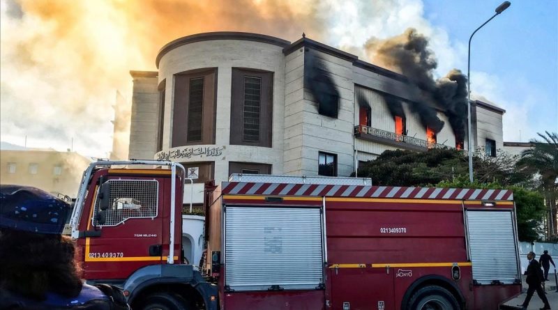 Camión bomberos frente a Ministerio Exteriores Tripoli