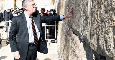 El asesor de seguridad nacional de los Estados Unidos, John Bolton, visita el Muro Occidental en la Ciudad Vieja de Jerusalem, el 6 de enero de 2019