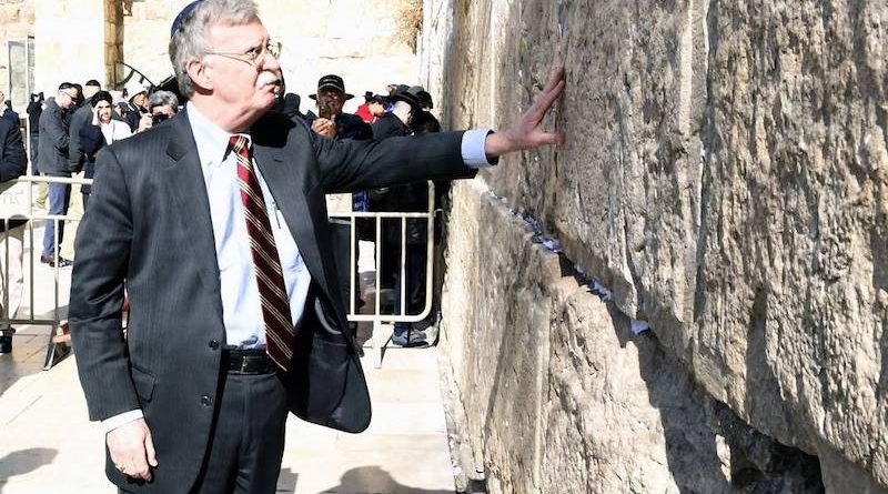 El asesor de seguridad nacional de los Estados Unidos, John Bolton, visita el Muro Occidental en la Ciudad Vieja de Jerusalem, el 6 de enero de 2019