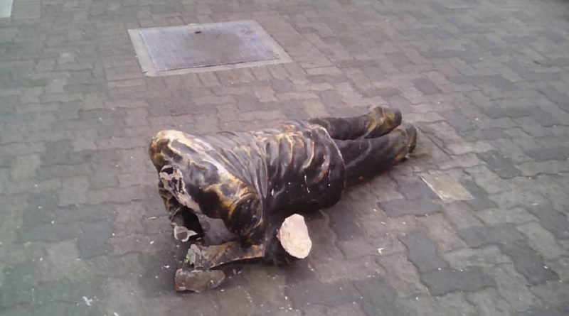 Estatua Armando Reverón