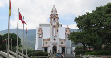 Presidente de Osetia del Sur homenajea al Padre de la Patria en Panteón Nacional