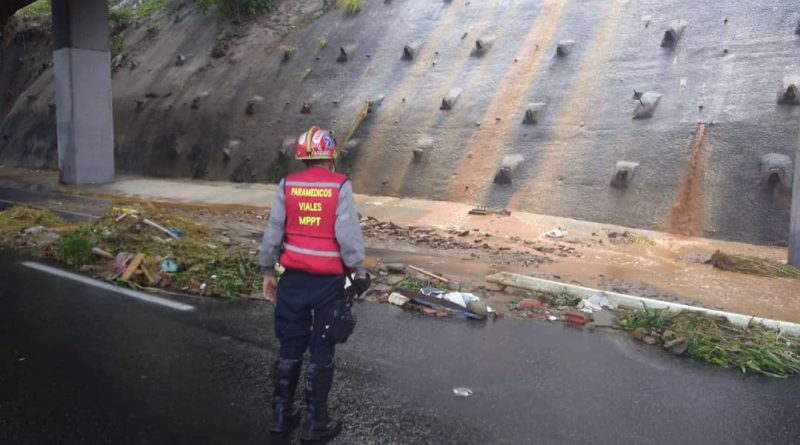 Hidrocapital atiende ruptura de tubería en el 23 de Enero