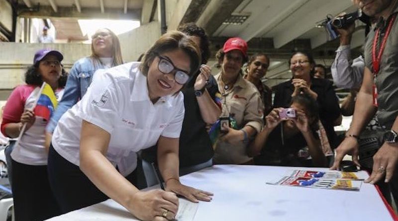Mujeres firman por la paz