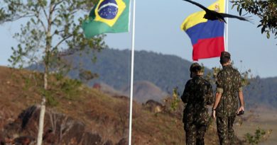 Soldados del ejército brasileño se ven en la frontera con Venezuela, en Pacaraima, Brasil, 25 de febrero de 2019 (Bruno Kelly / Reuters)