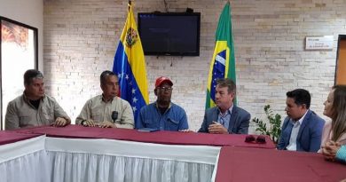 Encuentro entre delegación venezolana y gobernador de estado brasileño de Roraima en Santa Elena de Uairén (Foto MinEducación)