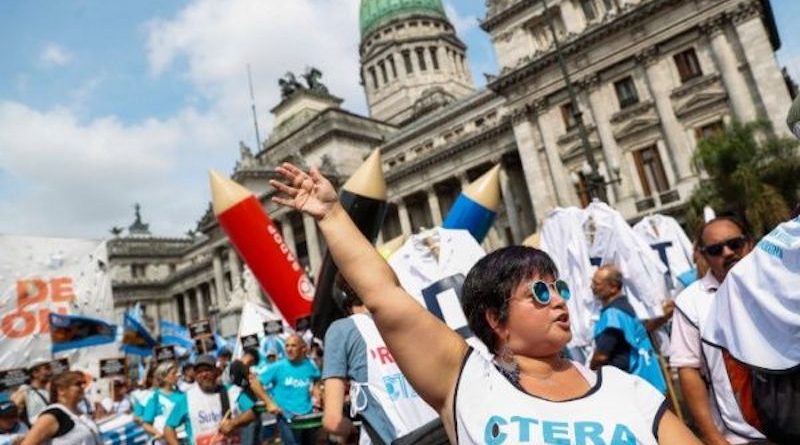 Docentes argentinos anuncian paro 72 horas por aumento salarial