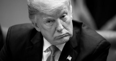 Trump se burla e insulta una persona por su complexión en un acto electoral