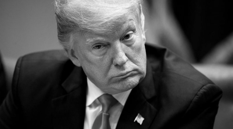 Trump se burla e insulta una persona por su complexión en un acto electoral