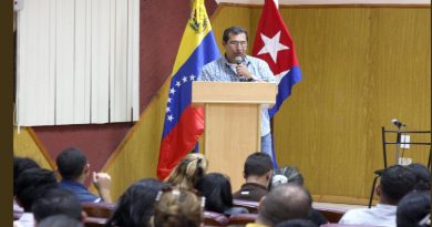 Embajador Adán Chávez se reunió con médicos venezolanos que realizan estudios en la Habana