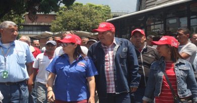 Eduardo Piñate, ministro para el trabajo, Y Blanca Eeckhout de Comunas, visitaron a trabajadores de Coirpoelec en Chacao (FotogramaVTV)
