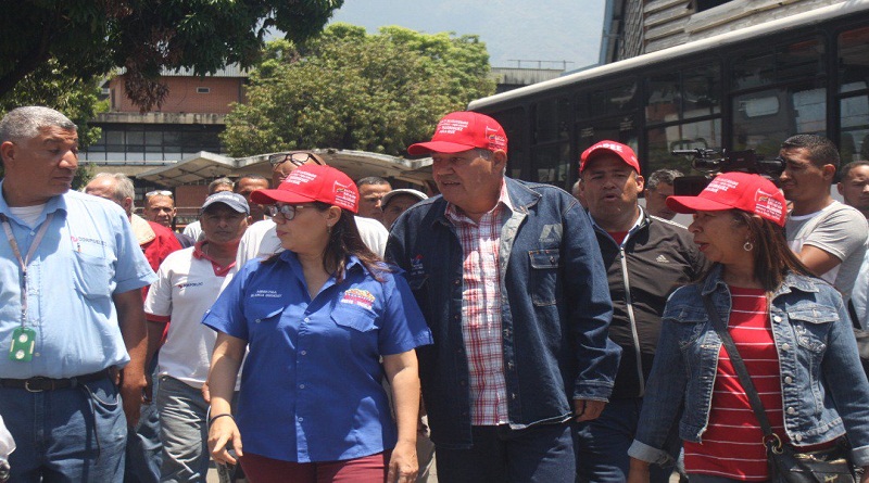 Eduardo Piñate, ministro para el trabajo, Y Blanca Eeckhout de Comunas, visitaron a trabajadores de Coirpoelec en Chacao (FotogramaVTV)
