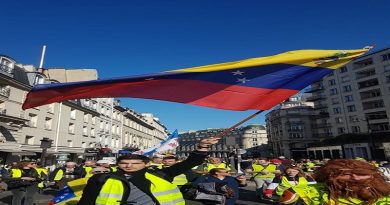 Chalecos Amarillos izan bandera de Venezuela en Francia