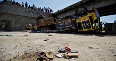 Colisión frontal entre vehículo y camión deja al menos 10 muertos India