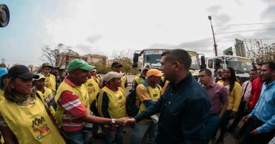 Alcalde Willy Casanova entregó dos nuevas compactadoras de basura para Maracaibo (Foto: @willy_casanova)