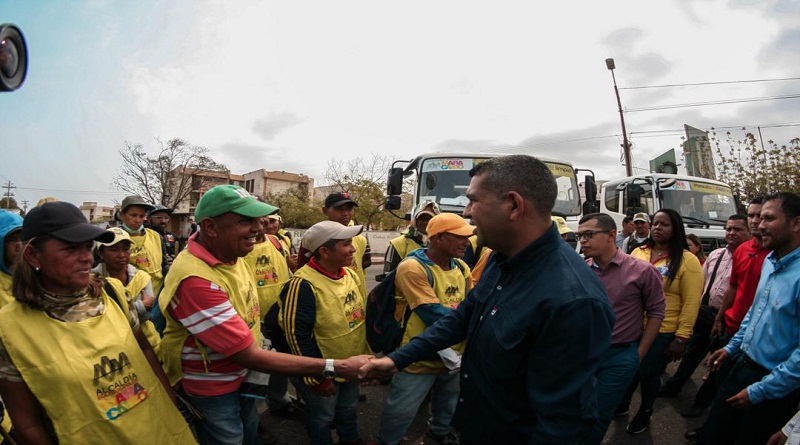 Alcalde Willy Casanova entregó dos nuevas compactadoras de basura para Maracaibo (Foto: @willy_casanova)