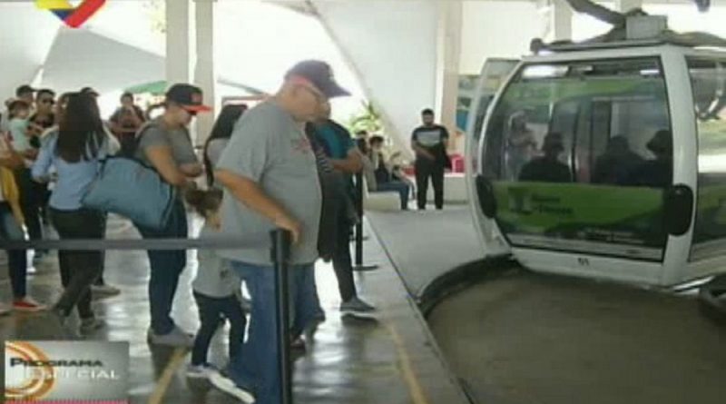 Caraqueños y visitantes acuden al Sistema Teleférico de Caracas (Fotograma VTV)