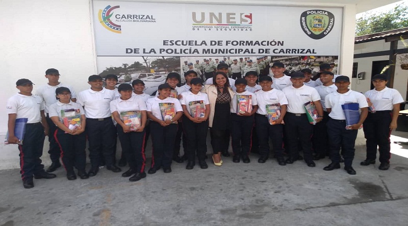 Alumnos de Policarrizal recibieon un combo de herramientas estudiantiles para su formación (Foto Alcaldía Carrizal)