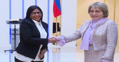 Valentina Matviyenko estrecha la mano de la vicepresidenta venezolana Delcy Rodríguez