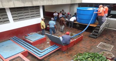 Personal de INCES colaboró con los vecinos de San Martín con agua de manantial (Foto: Luis J. González C.)