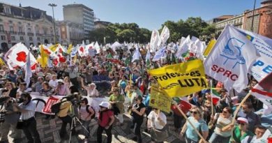 Maestros de Portugal protestan en las calles el congelamiento de sus salarios