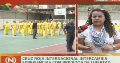 Iris Varela, ministra de Servicios Penitenciarios, acompaña a representantes de la Cruz Roja Internacional (FotogramaVTV)