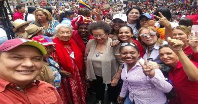 Gobierno Nacional reconoce a mujeres patriotas quienes salieron a las calles a celebrar su día