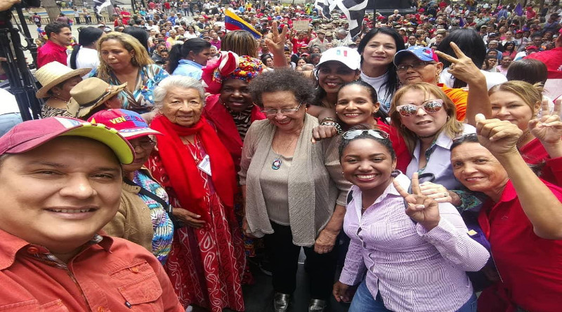 Gobierno Nacional reconoce a mujeres patriotas quienes salieron a las calles a celebrar su día
