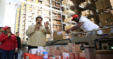 Presidente Maduro inspecionó los almacenes robotizados de medicinas en Miranda (Foto Prensa Presidencial)