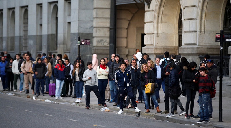 Miles de personas en toda Argentina dejan de trabajar para exigirle al Gobierno mejores condiciones de vida (Agustin Marcarian / Reuters)