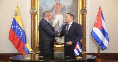 Venezuela y Cuba firman acuerdos migratorios