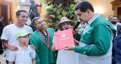 Presidente Maduro entregó a la ANC Proyecto de Ley Constituyente para los derechos de la naturaleza (Foto Prensa Presidencial)