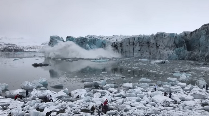 Impresionante ola masiva tras derrumbe de un glaciar en Islandia (FotogramaRT)