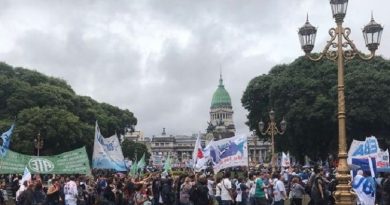 Miles de argentinos protestan contra tarifazos y despidos masivos de Macri