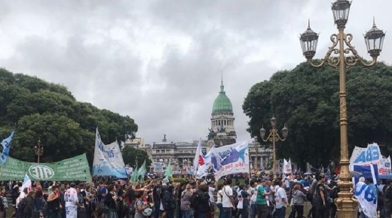Miles de argentinos protestan contra tarifazos y despidos masivos de Macri