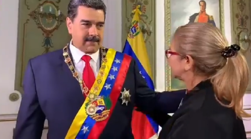 Presidente Maduro y Primera Combatiente Cilia Flores alistan la Banda Presidencial para la Foto Oficial 2019.-2025 (@NicolasMaduro)