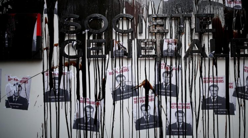 Francia, movimientos ambientalistas protestan frente a empresas por el cambio climático