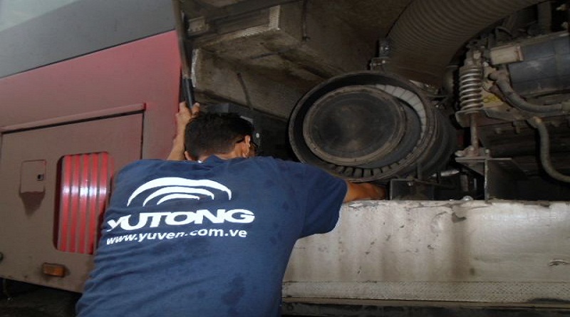 Inpección preventiva realizaron expecialistas de Yutong a flota de autobuses del Metro de Valencia (Foto MinTransporte)