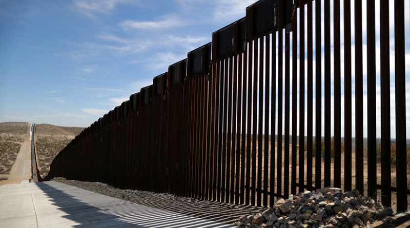 Muro construido a lo largo de la frontera con México (Lucy Nicholson / Reuters)