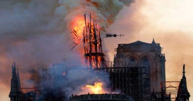 Incendio en Notre Dame acabó con la aguja de la catedral y dos tercios del techo