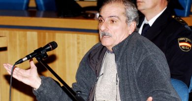 El exoficial de la marina argentina Adolfo Scilingo durante su juicio en Madrid, el 17 de enero de 2005. (Juanjo Martin / AFP)