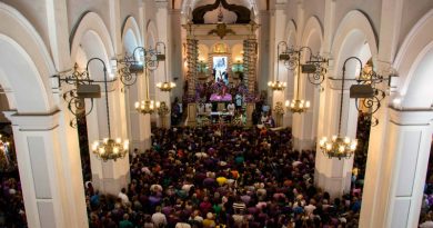 Feligreses visitan los Siete Templos este Jueves Santo