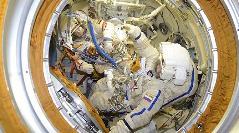 Seis horas duró una caminata espacial realizada por cosmonautas rusos