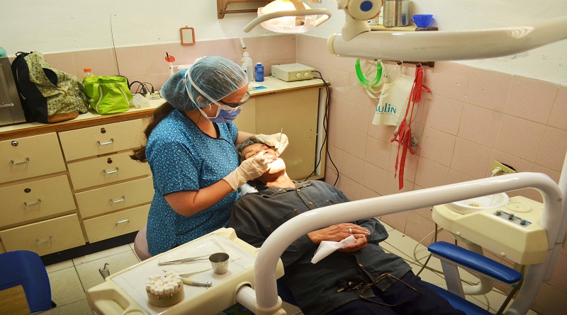 Abuelos son atendidos en jornadas gratuitas de odontología en municipio Carrizal