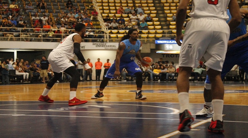 Expreso Azul de Néstor Salazar venció 65-59 a Cocodrilos del "Kako" Solorzano