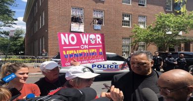 Venezuela agradece a reverendo Jesse Jakson por proveer de alimento a defensores de la embajada asediada en Washington