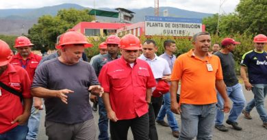 Ministro Quevedo supervisa refinación y distribución de combustible