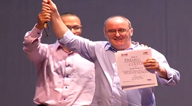 Ministro Villegas entrega Premio del Ministerio de Cultura a Agustín Otxotorena