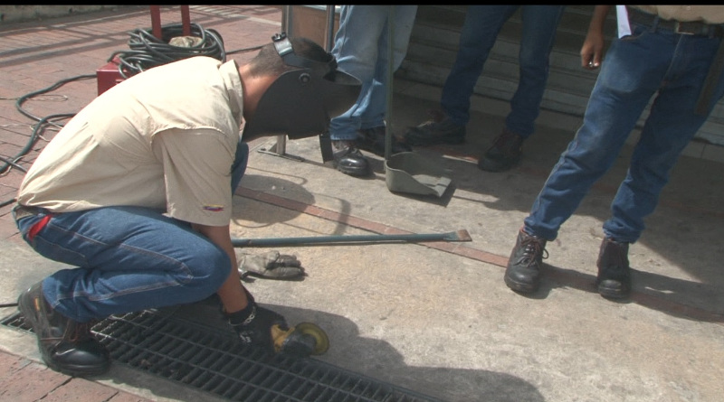 Metro de Valencia continúa labores de mantenimiento de canaletas en la estación Santa Rosa
